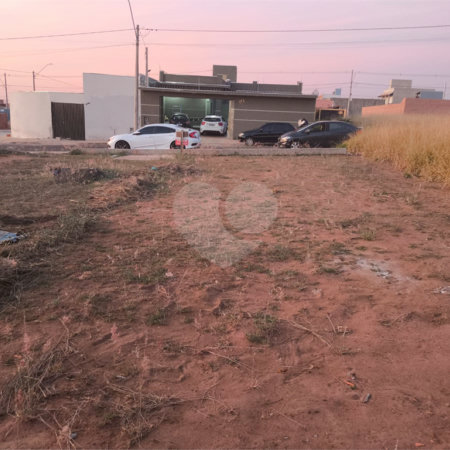 Terreno no Arcoville com 240 m²