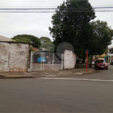 Terreno já cimentado a venda no Jockey Club