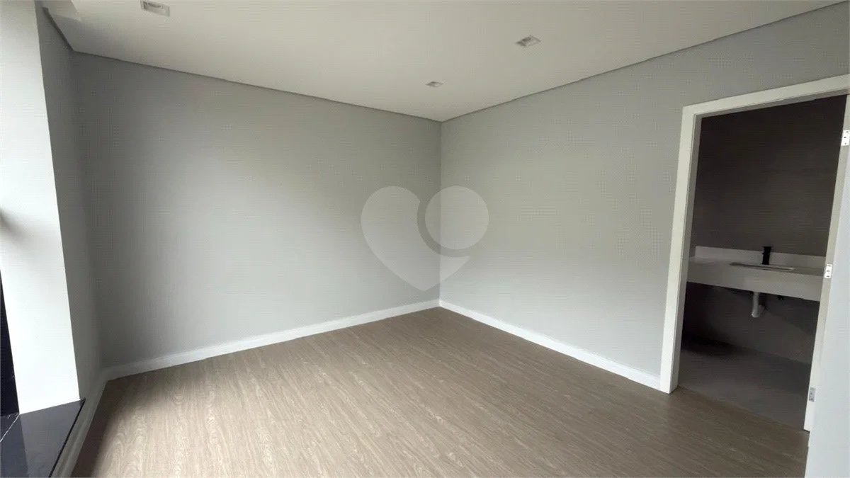 Sobrado de alto padrão no Swiss Park, totalmente reformado, com 4 suítes, piscina, elevador, espaço gourmet, 4 vagas e condomínio com lazer completo.