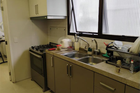Apartamento reformado , 3 suítes , 3 vagas. Próximo a Avenida Paulista e metrô Brigadeiro . Prédio de construtora renomada. Único !