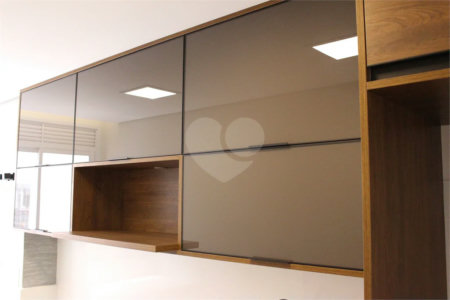 Apartamento 2 dormitórios, 1 suíte, 2 banheiros e 1 vaga de garagem.