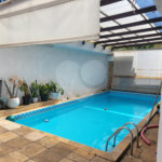 Sobrado com 14 metros de frente , na Região do Jardim Guapira , próximo ao Clube Guapira com 5 dormitórios, sendo 3 suíte com armários embutidos ,banheiro social, Sala para 2 ambientes, escritório com banheiro .cozinha ampla com armários, área de serviço ,dispensa, quintal com banheiro externo c