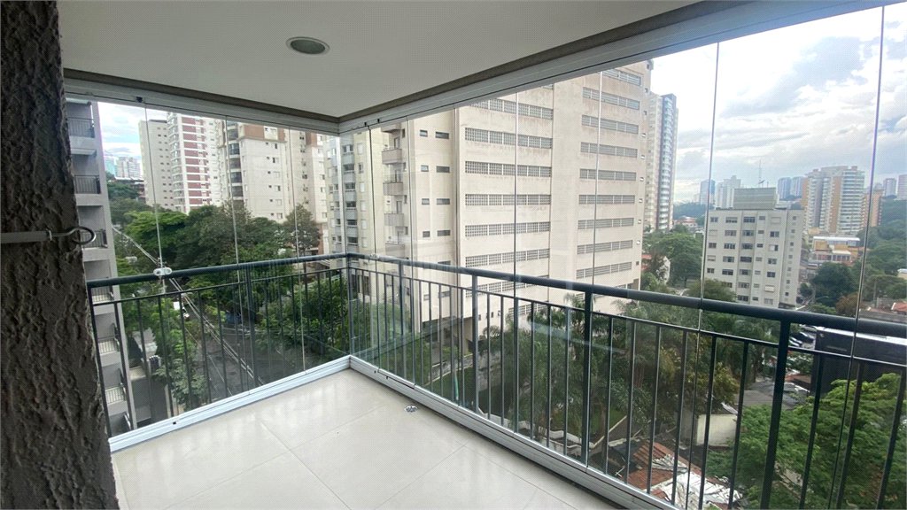 Apartamento mobiliado à venda na Vila Mariana, 2 quartos, varanda