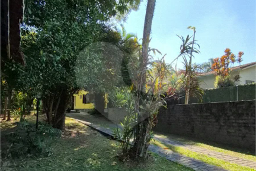Casa com Piscina, Sauna e Edícula em Rua Arborizada no Tremembé