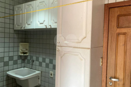 Casa Térrea com Acabamento em Tijolo Aparente e Quintal Amplo - Próximo ao Shopping Iguatemi