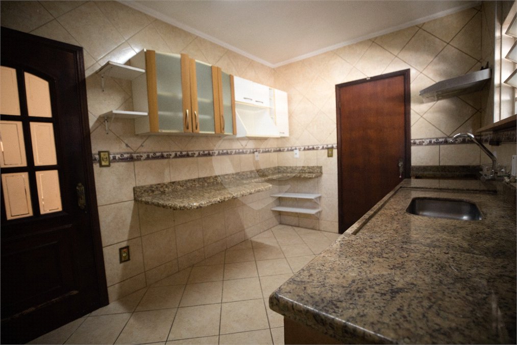 Casa com 4 Dormitórios e área de lazer com piscina