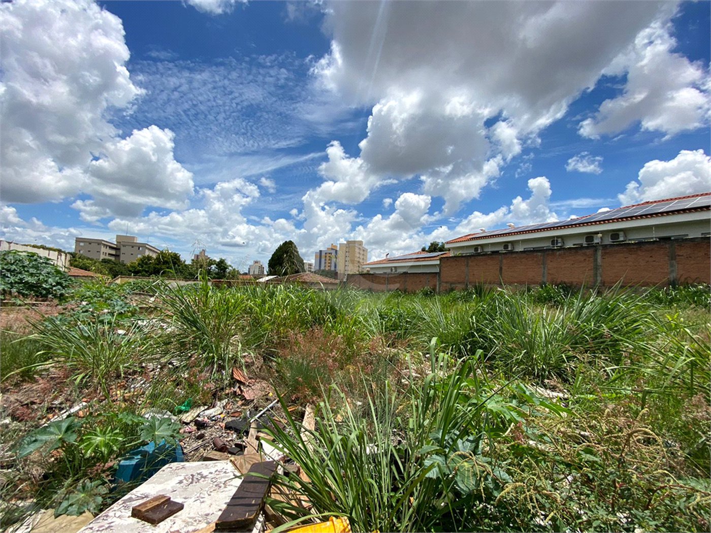 Terreno com 1.107,00 de área total.
