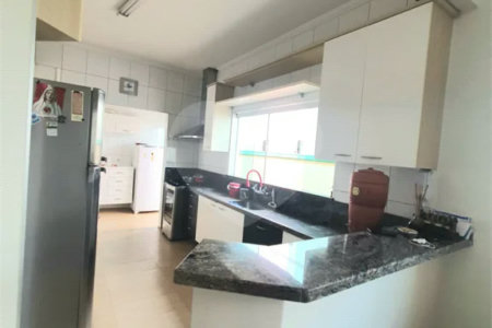 Sobrado 4 dormitórios, 2 suítes no Santa Felícia.