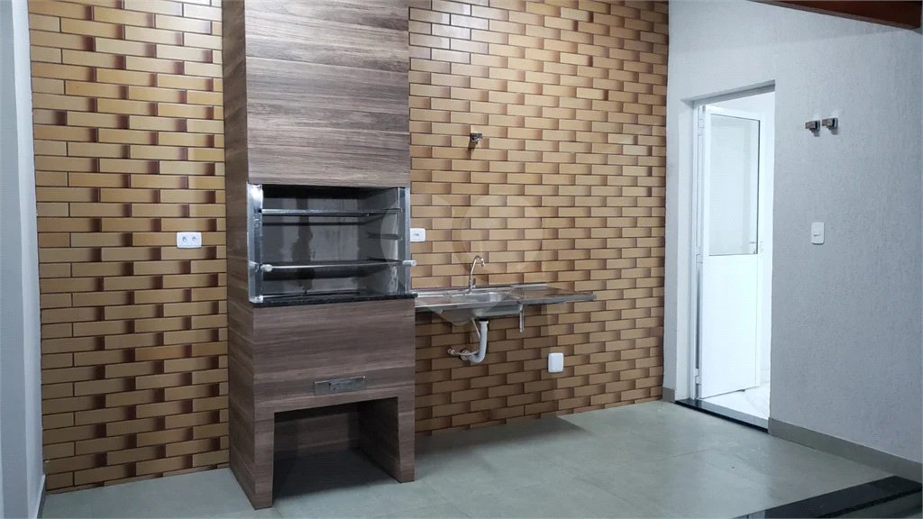 Sobrado novo com 3 suítes, 4 vagas, espaço gourmet com churrasqueira, jardim de inverno e acabamento premium. Conforto, modernidade e sofisticação.