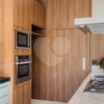 Indaiatuba - Condominio Villa Sapezal - 318 m² de Terreno - 230 m² de Área Construída - 3 suítes, sendo 1 Master com closet planejado - Sala de TV - Sala de estar integrada à Sala de jantar - Cozinha com móveis planejados - Despensa - Escritório planejado - Lavabo - Piscina com preparação para aquec