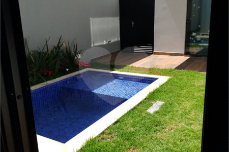 Casa no condomínio Parque Faber IV
