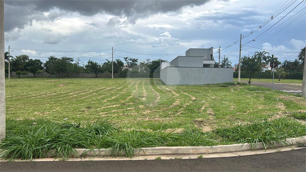 Terreno à Venda no Condomínio Eco Esportivo Damha IV