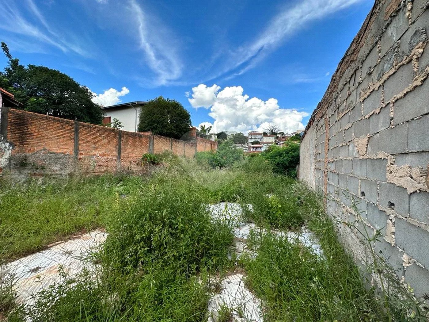 Terreno residencial com vocação comercial à venda no bairro Jaraguá. - 300 m² - 10x30 + acesso a área verde (50 m²)