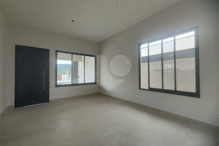 Casa exclusiva em Atibaia de alto padrão com 3 suítes, piscina, espaço gourmet, condomínio fechado, aceita financiamento
