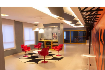 Espaço, conforto e uma localização privilegiada fazem deste apartamento mobiliado no Baeta Neves, em São Bernardo do Campo, uma excelente opção para seu novo lar. Com 118 m², três dormitórios e quatro banheiros, o imóvel oferece ambientes amplos para acomodar a família e receber amigos com comodidad