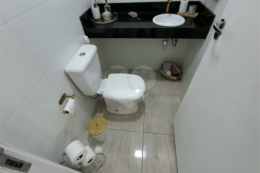 Casa à venda com 3 quartos, sendo 1 suíte, no condomínio Vila Arnoni, São Paulo - SP