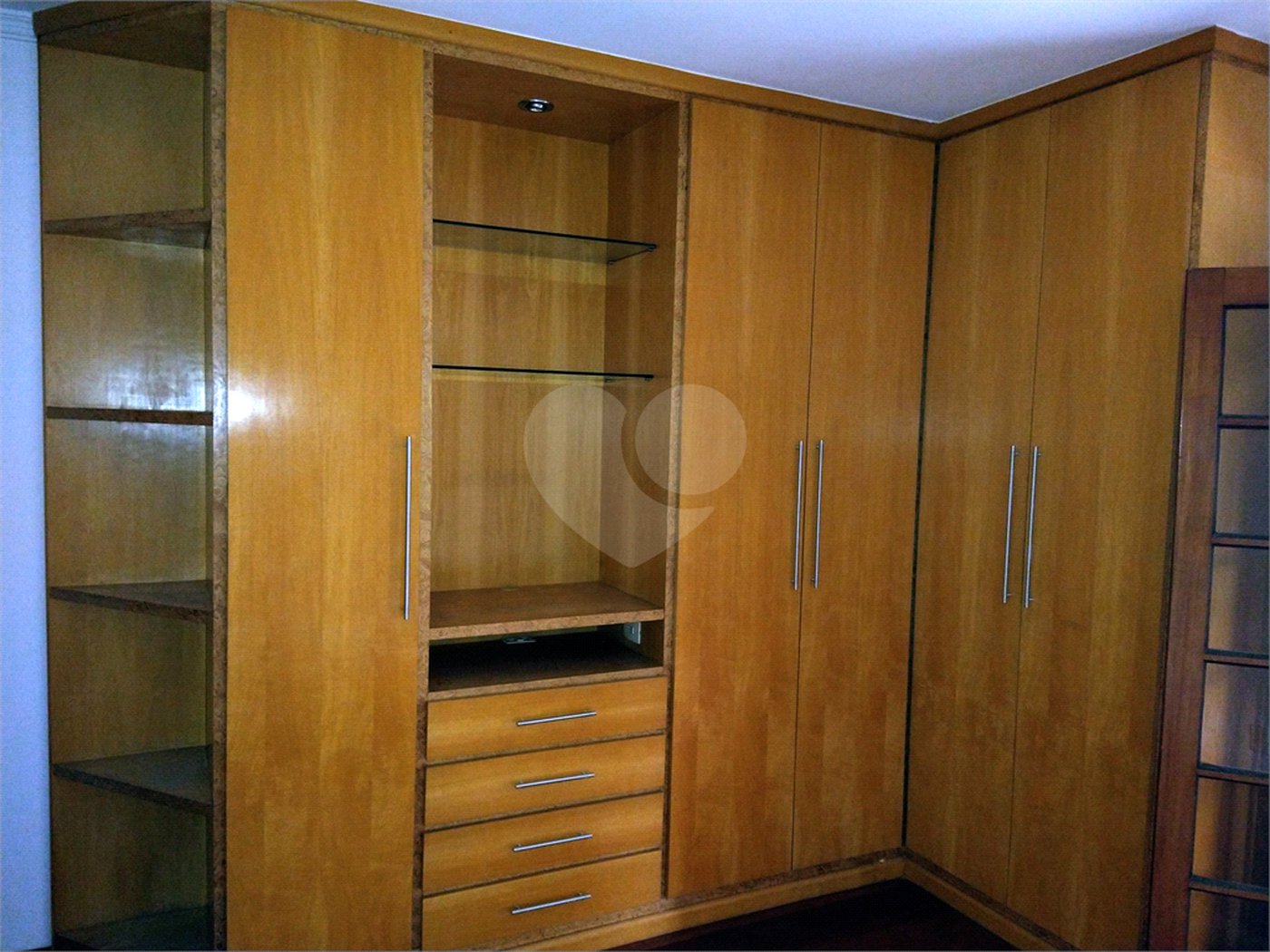 SOBRADO DE 426,0 M² COM 04 SUITES, SALÃO DE FESTAS, 06 VAGAS,06 BANHEIROS E PISCINA PARA LOCAÇÃO OU VENDA NO BARRO BRANCO