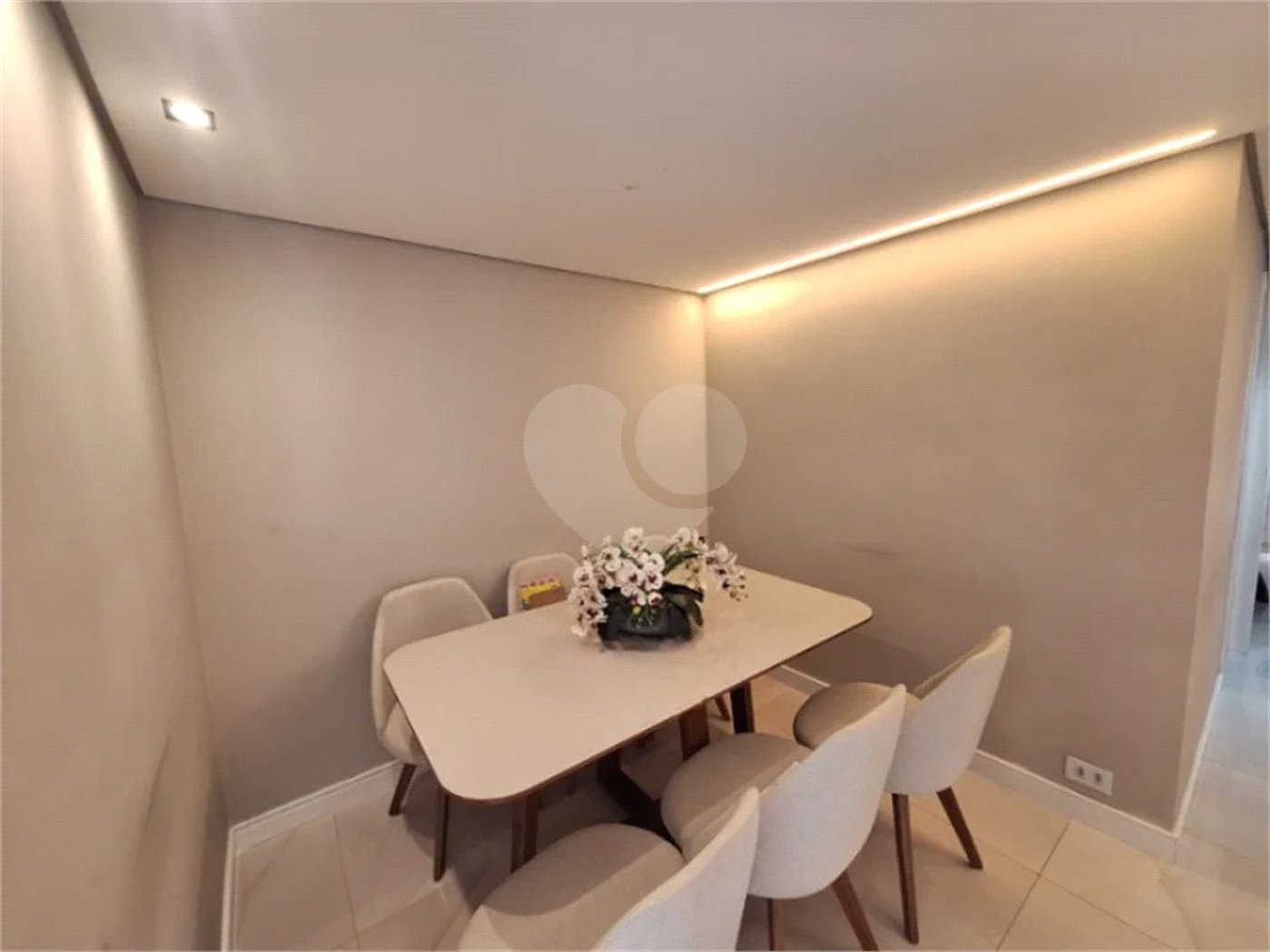 Apartamento totalmente mobiliado com 2 dormitórios, 1 vaga