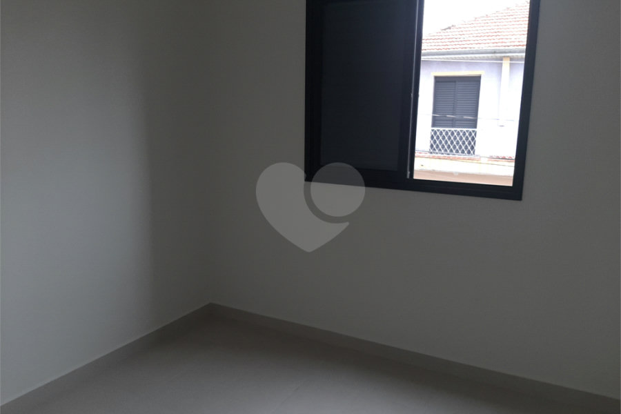 Apartamento VENDER com 44m2, com 2 quartos, banheiro, sala integrada à cozinha e 1 vaga de garagem