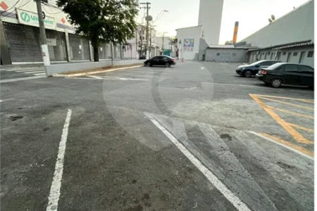 Imóvel comercial de 149 m² em Rudge Ramos, com pé-direito de 6 m, 3 vagas e localização estratégica. Excelente opção para investidores e negócios.
