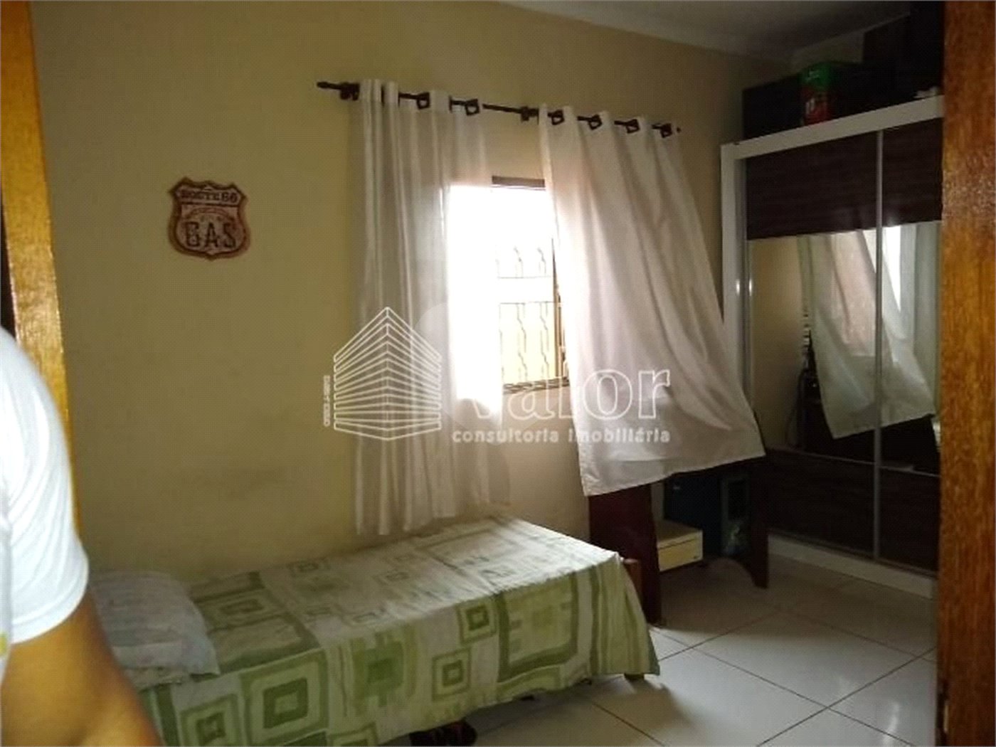 Casa Térrea com 3 dormitórios, sendo 1 suíte.