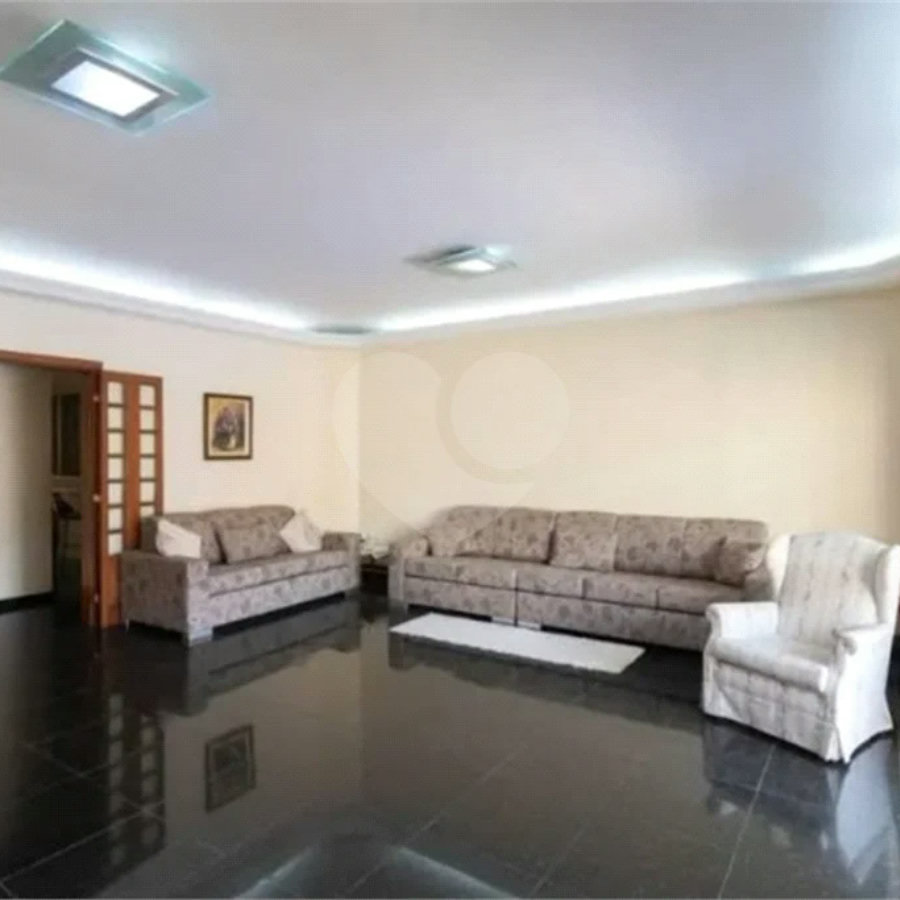 Casa com 3 dormitórios sendo 3 suítes com 03 vagas de garagem.
