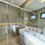 Indaiatuba - Sp - Condominio Maria Candida - R$ 2.250.000,00 - 3 suítes, sendo 1 master com closet e banheiro com duas cubas e dois chuveiros - Escritório - Piscina em Alvenaria aquecida e Hidro com Iluminação - Ar Condicionado instalado em todos os quartos, escritorio, sala e area gourmet
