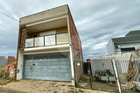 Sobrado a venda com 3 dormitorios sendo 1 suite com closet e varanda no bairro Arcoville