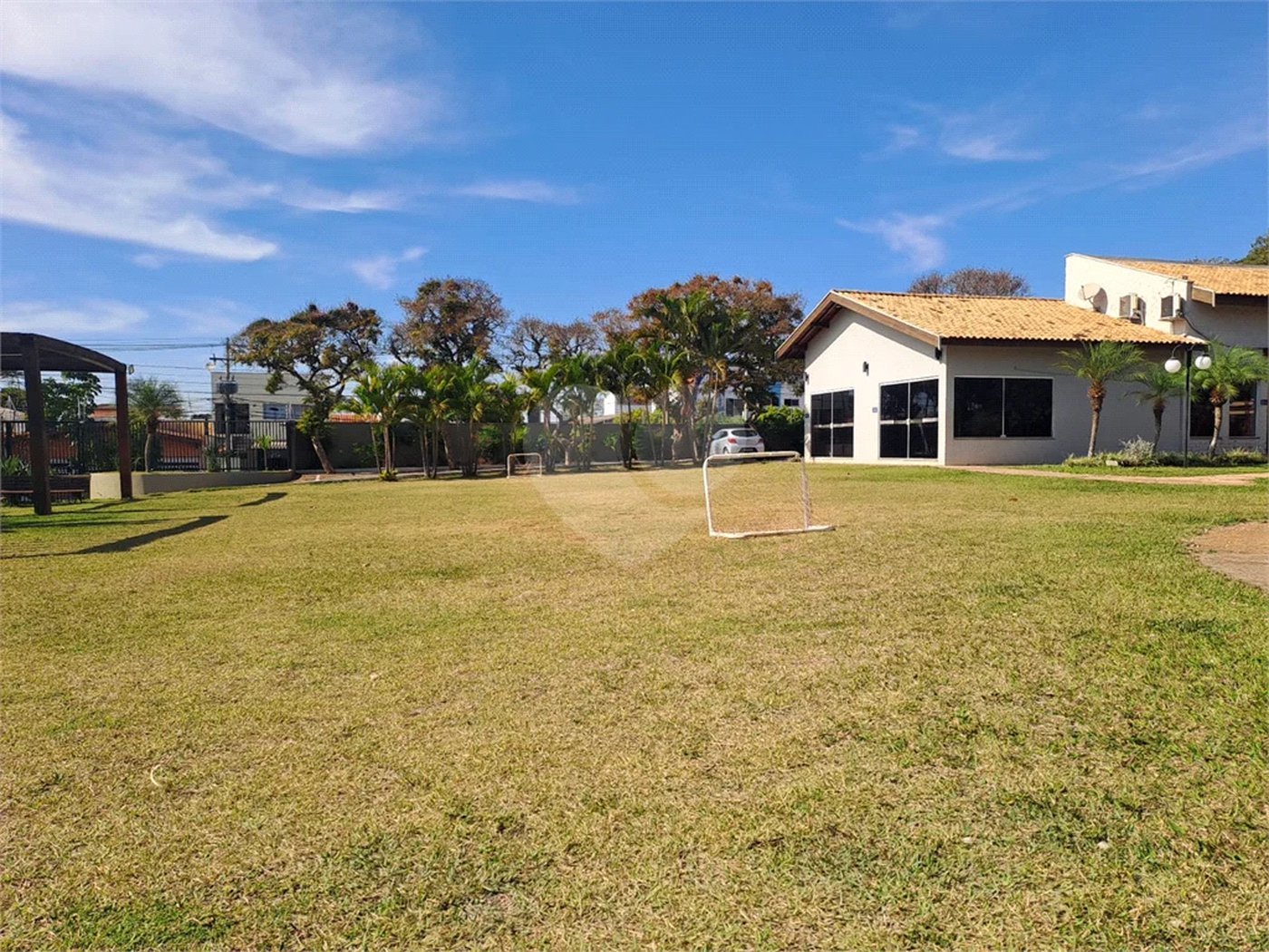 Linda Casa 3 dormitórios com piscina - R$ 950.000,00