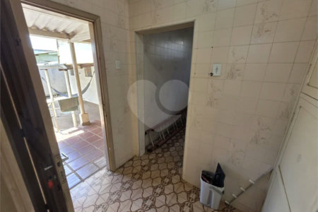 Casa térrea à venda com amplo quintal e grande potencial na Vila Nery