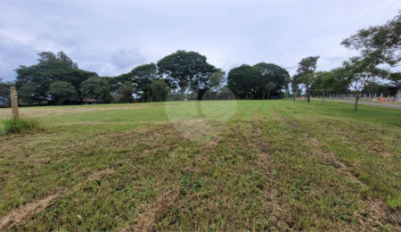 Terreno à venda no condomínio Vila Pinhal, Itirapina - SP