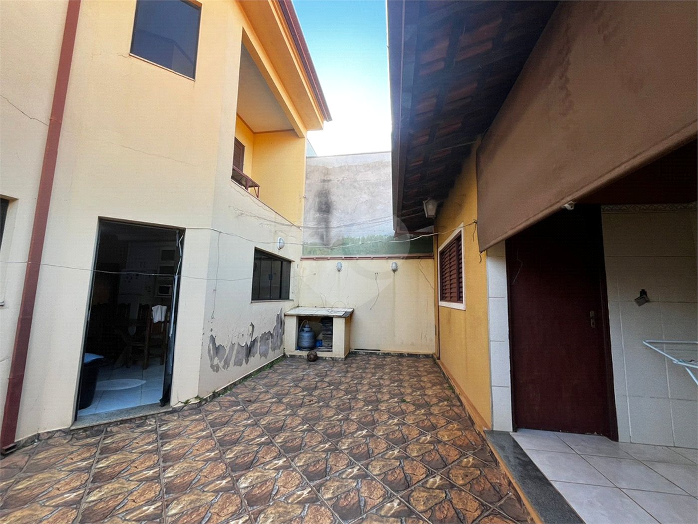 Casa à Venda na Rua Principal do Parque Fehr com Aquecedor Solar