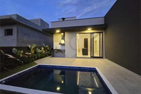 Maravilhosa Casa térrea em condomínio fechado no Portal Lamis, com 3 suítes, piscina privativa e persianas elétricas em excelente condomínio com salão de festas, piscina, quadras de tênis, beach tênis e campo de futebol. Vista cinematográfica da Pedra Grande.