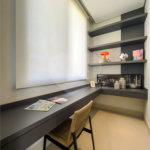 Indaiatuba - Condominio Villa Sapezal - 318 m² de Terreno - 230 m² de Área Construída - 3 suítes, sendo 1 Master com closet planejado - Sala de TV - Sala de estar integrada à Sala de jantar - Cozinha com móveis planejados - Despensa - Escritório planejado - Lavabo - Piscina com preparação para aquec