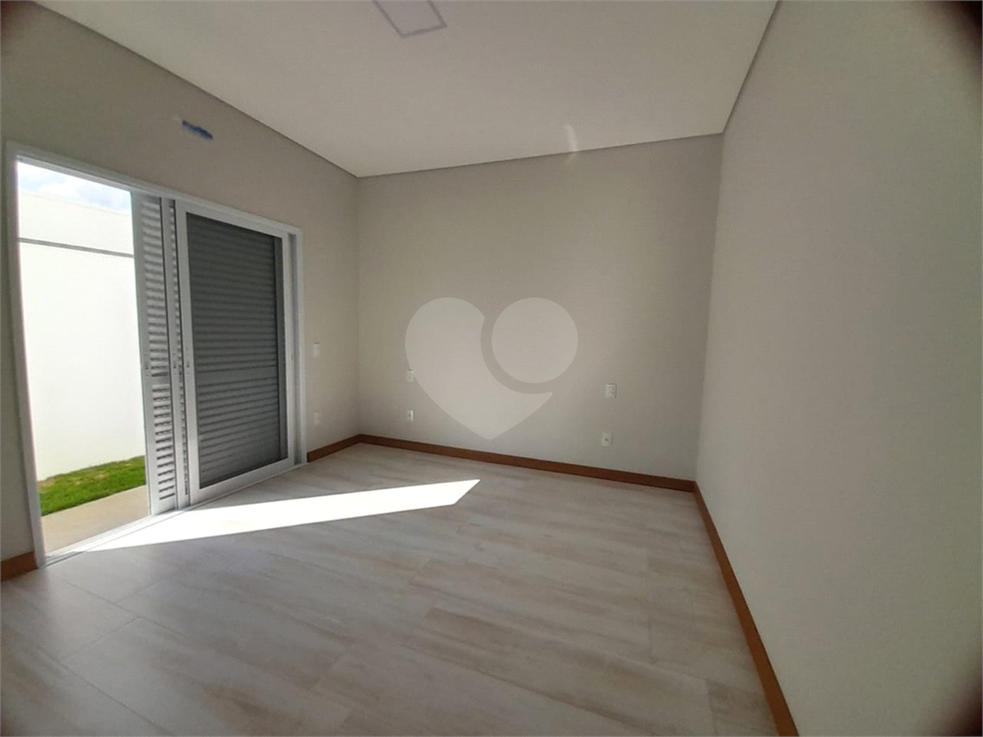 Belíssima Casa à Venda no Condomínio Damha IV