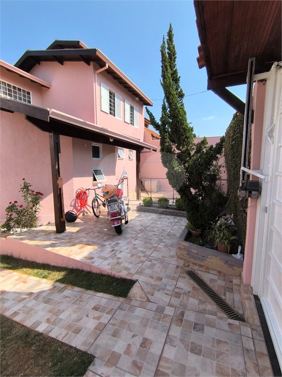 Casa à Venda no Santa Marta com 3 Suítes e Piscina
