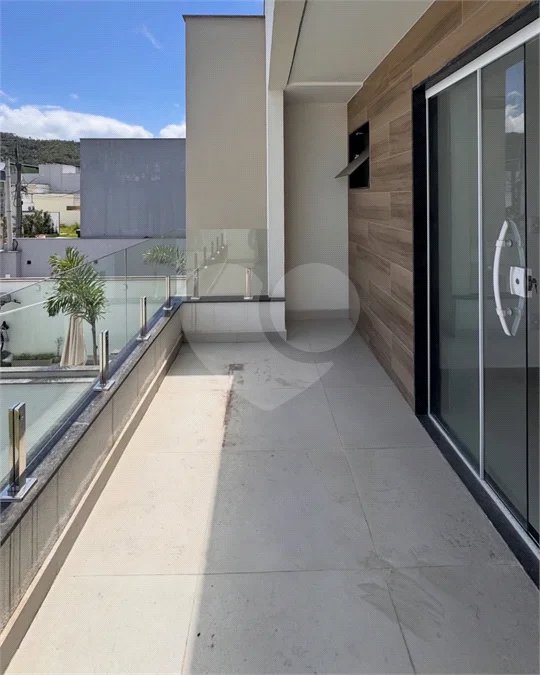 Casa duplex com 4 quartos, piscina e área gourmet, em condomínio com lazer completo e localização estratégica ao lado do Park Shopping.