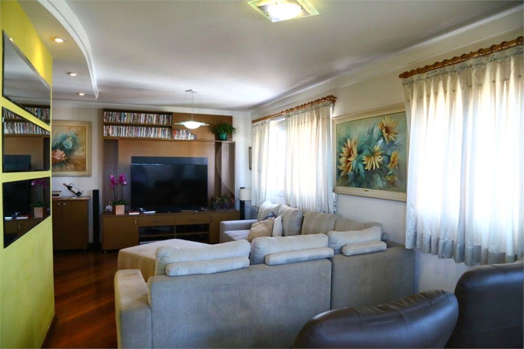 Apartamento à venda com 3 quartos, sendo 1 suíte, e 4 banheiros no total.