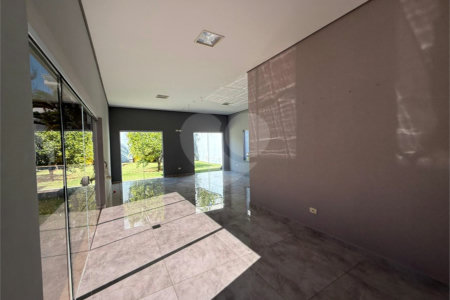 Casa alto padrão condomínio fechado em Atibaia com 4 suítes e ampla área de lazer, espaço gourmet, piscina, 6 vagas garagem