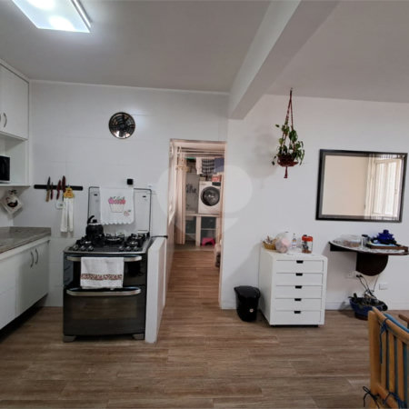 Amplo apartamento à venda totalmente reformado, sala ampliada, quarto, escritório, cozinha integrada e banheiro com box e banheira.