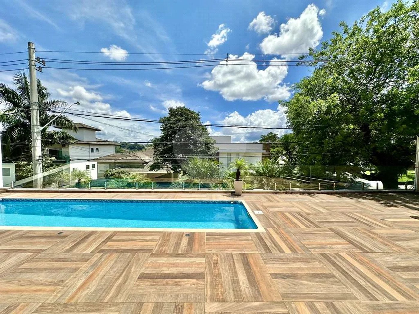 Casa em condomínio Impecável, 4 dorms / 2 suítes, varanda gourmet, piscina, 3 lareiras