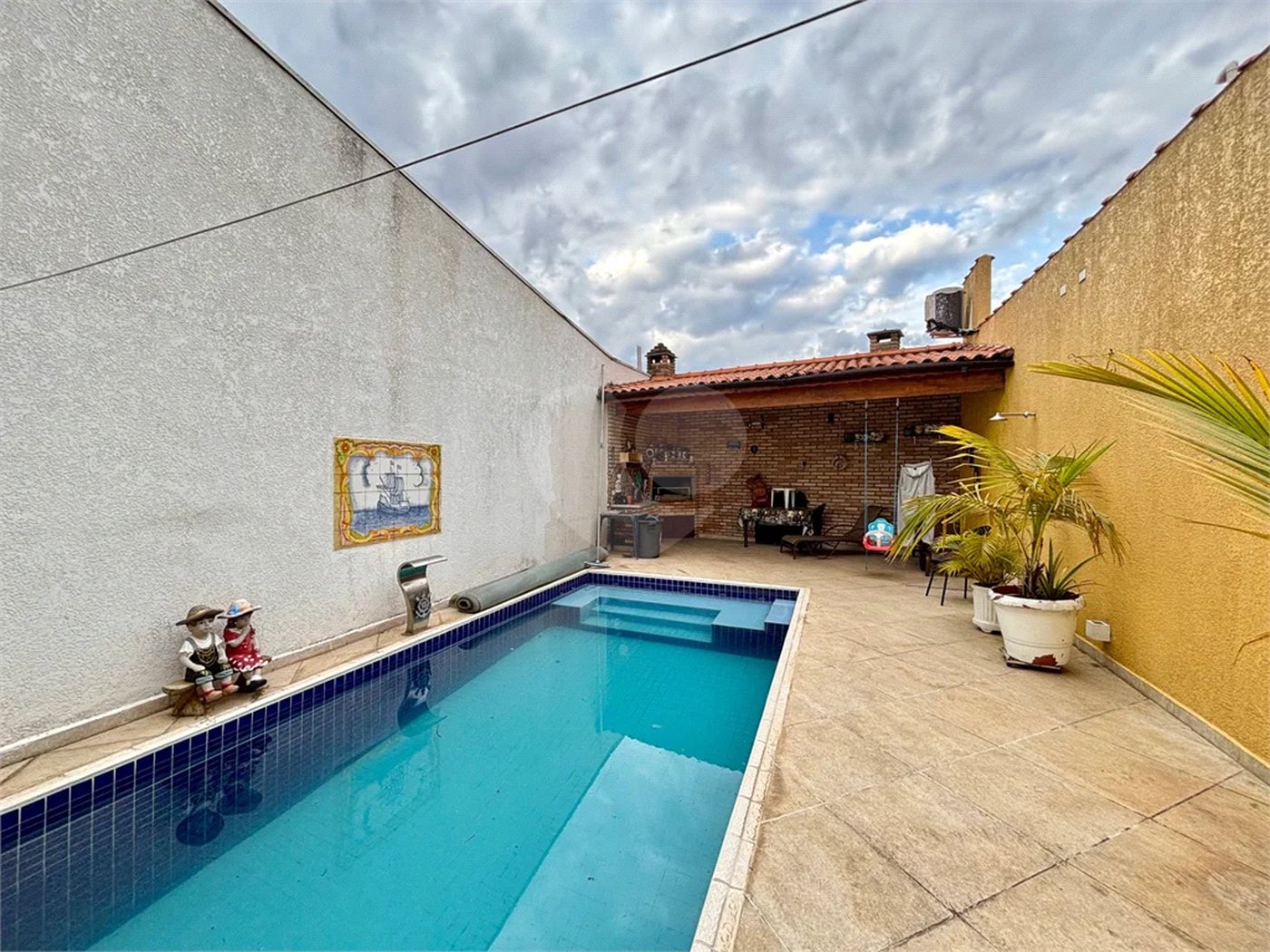 Sobrado à venda no Tremembé com 4 dormitórios, piscina e 4 vagas de garagem.