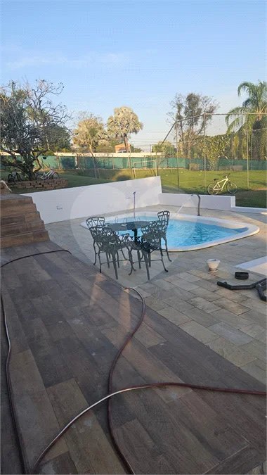 Indaiatuba- condominio Vale das Laranjeiras - Itaici - Terreno 3040,00 ms- construida 220ms - 3 dormitórios, sendo 2 suítes e uma suíte master com closet, além de uma sala ampla com 3 ambientes, Cozinha planejada,, campo de futebol/vôlei, Area de lazer com piscina, espaço gourmet com churrasque
