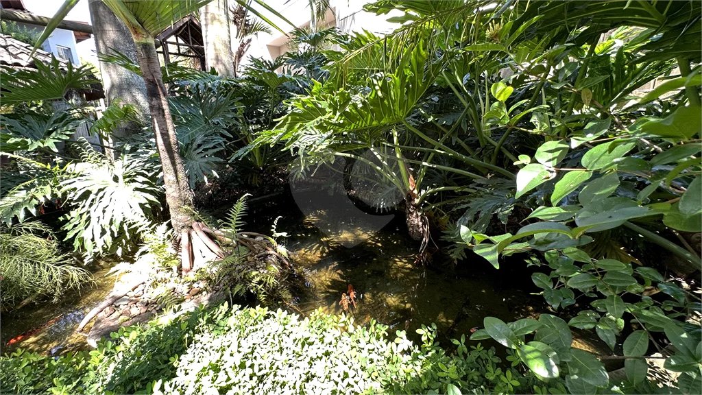 Casa em Condomínio Fechado com 4 suítes e área de lazer completa.