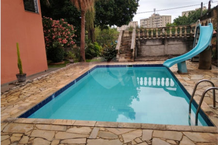 Belíssima mansão com 5 quartos sendo 2 suítes e Piscina na Estrada do Moinho