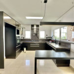 Casa em condomínio Impecável, 4 dorms / 2 suítes, varanda gourmet, piscina, 3 lareiras