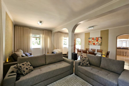 Casa térrea em Atibaia com 3 dormitórios (2 suítes), piscina, espaço gourmet, condomínio fechado