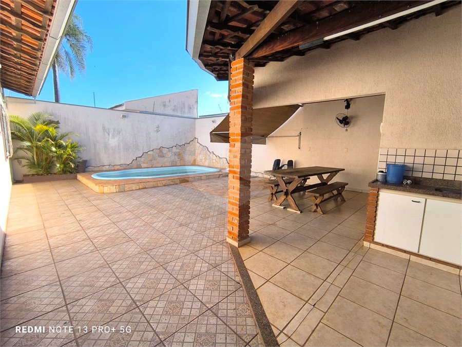 Casa á venda na Avenida Pau Brasil.