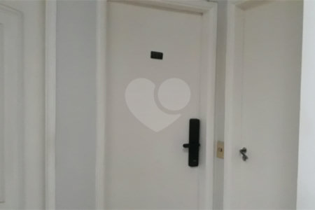 Venda apartamento 2 dormitórios, vaga de garagem fixa, lazer completo. Campo Belo. SP.