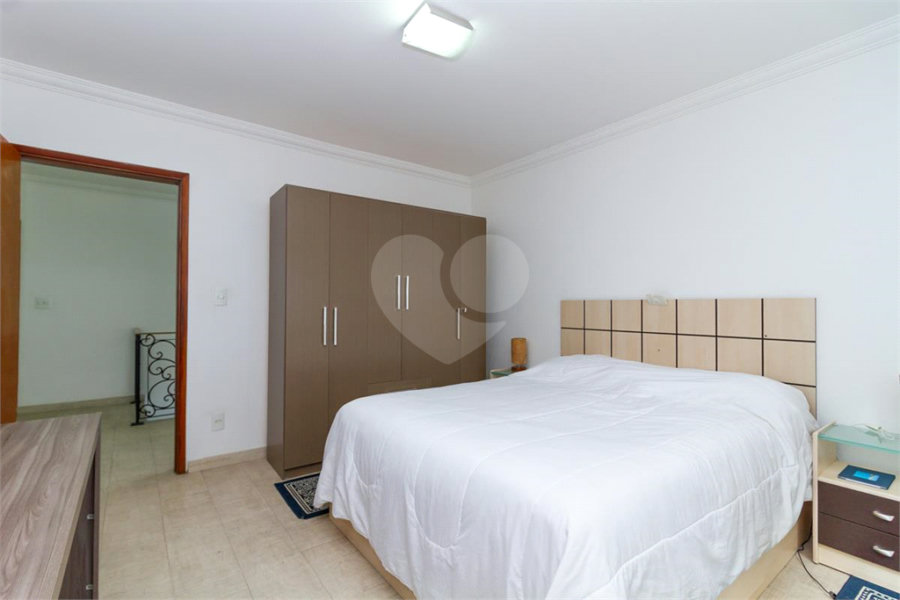 Casa Sobrado à venda com 342 m², 3 dormitórios, sendo 2 suítes, 4 vagas na Vila Mariana - São Paulo.